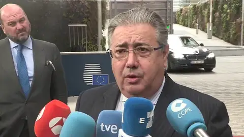 Interior, a policías y guardias civiles tras el acuerdo sobre equiparación salarial: "El compromiso es sincero y se cumplirá" Interior, a policías y guardias civiles tras el acuerdo sobre equiparación salarial: "El compromiso es sincero y se cumplirá"