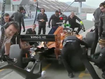 El surrealista pit-stop de McLaren en Montmeló