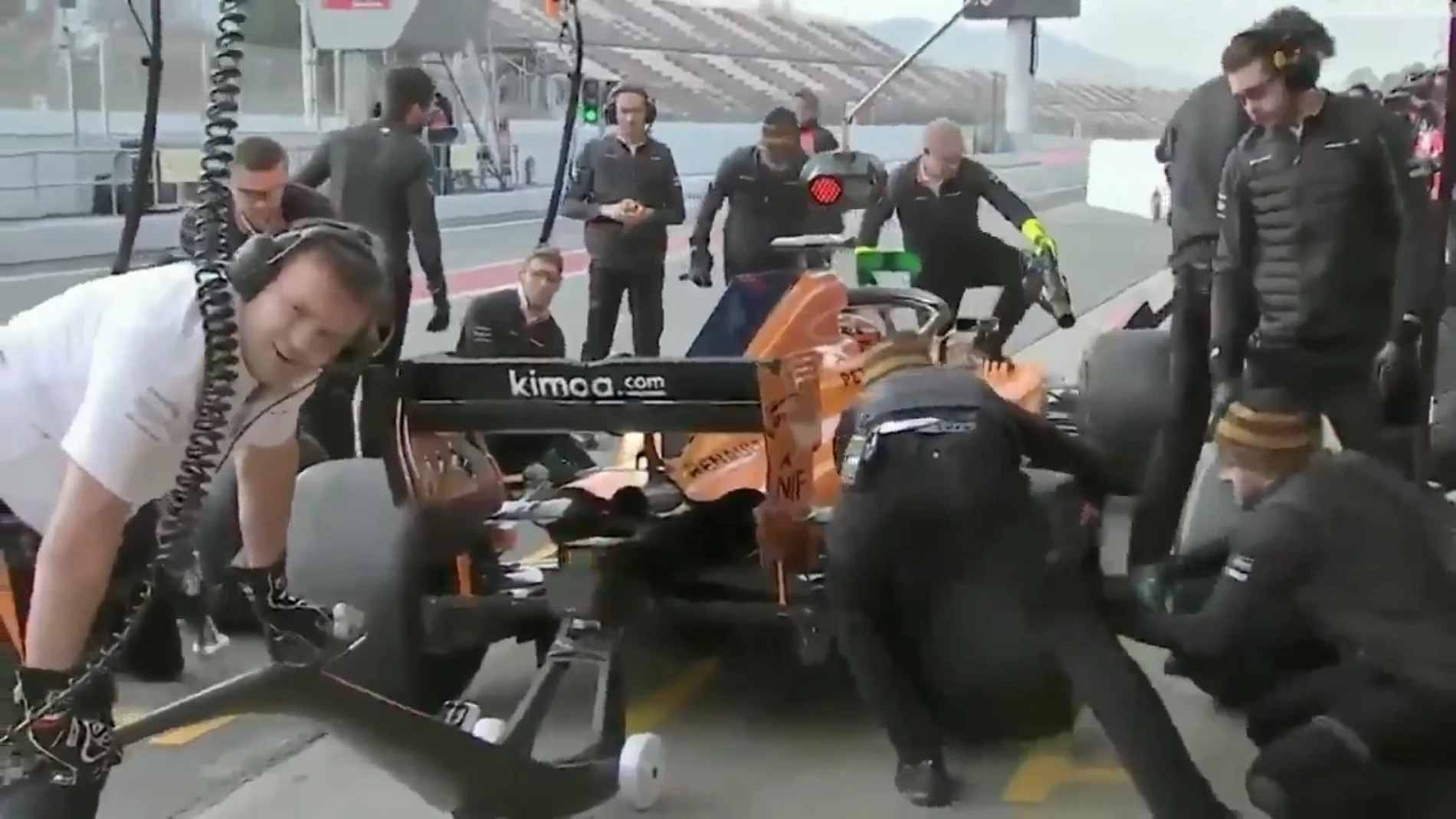 El surrealista pit-stop de McLaren en Montmeló