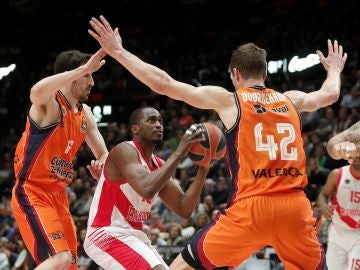 Rodrigue Beaubois trata de lanzar a canasta ante la defensa del Valencia Basket