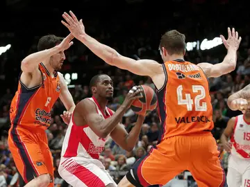 Rodrigue Beaubois trata de lanzar a canasta ante la defensa del Valencia Basket Rodrigue Beaubois trata de lanzar a canasta ante la defensa del Valencia Basket