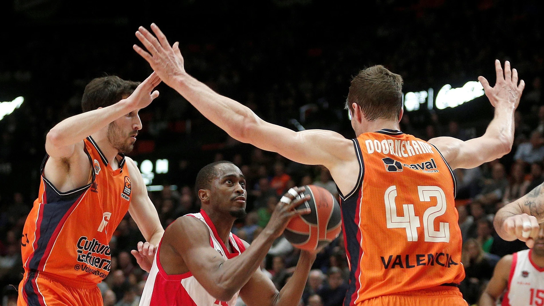 Rodrigue Beaubois trata de lanzar a canasta ante la defensa del Valencia Basket Rodrigue Beaubois trata de lanzar a canasta ante la defensa del Valencia Basket