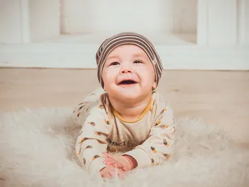 Un bebé sonriendo Un bebé sonriendo