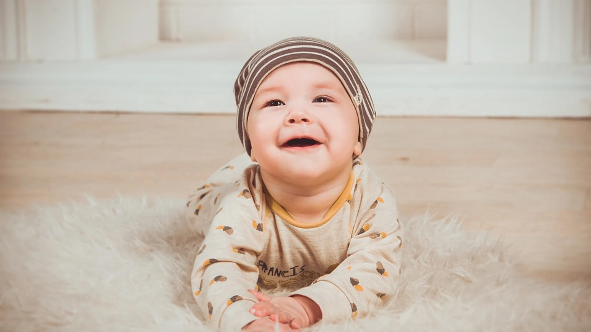Un bebé sonriendo Un bebé sonriendo