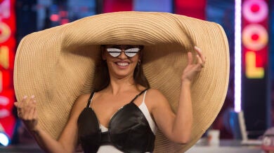 Mónica Cruz le muestra a Ricky Martin el sombrero que arrasa en las pasarelas