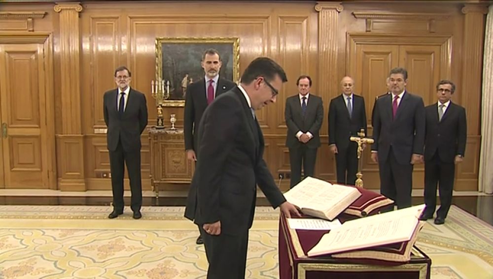 Román Escolano jura ante el Rey Felipe VI su cargo como nuevo ministro de Economía, Industria y Competitividad