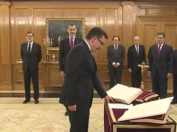 Román Escolano jura ante el Rey Felipe VI su cargo como nuevo ministro de Economía, Industria y Competitividad Román Escolano jura ante el Rey Felipe VI su cargo como nuevo ministro de Economía, Industria y Competitividad