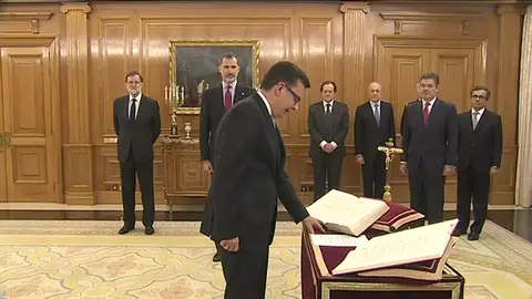 Román Escolano jura ante el Rey Felipe VI su cargo como nuevo ministro de Economía, Industria y Competitividad Román Escolano jura ante el Rey Felipe VI su cargo como nuevo ministro de Economía, Industria y Competitividad