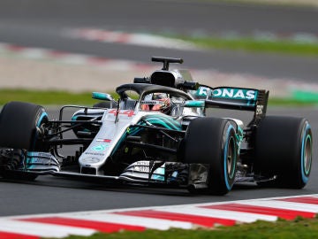 Lewis Hamilton pilota el Mercedes en Montmeló