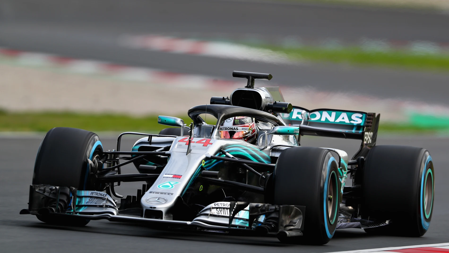 Lewis Hamilton pilota el Mercedes en Montmeló