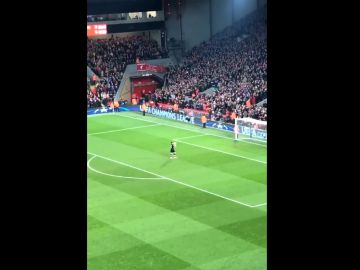 Iker Casillas recibe una ovación en Anfield