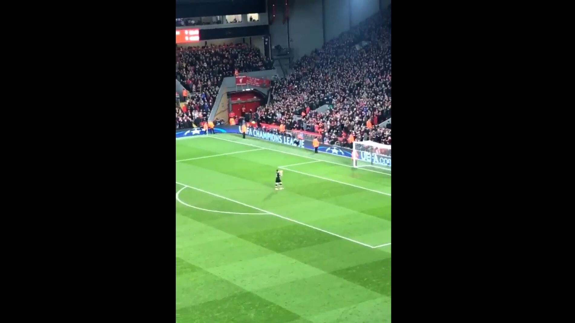 Iker Casillas recibe una ovaci&oacute;n en Anfield