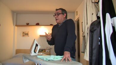Un cambio de roles aún poco frecuente: ella al trabajo, él a la cocina