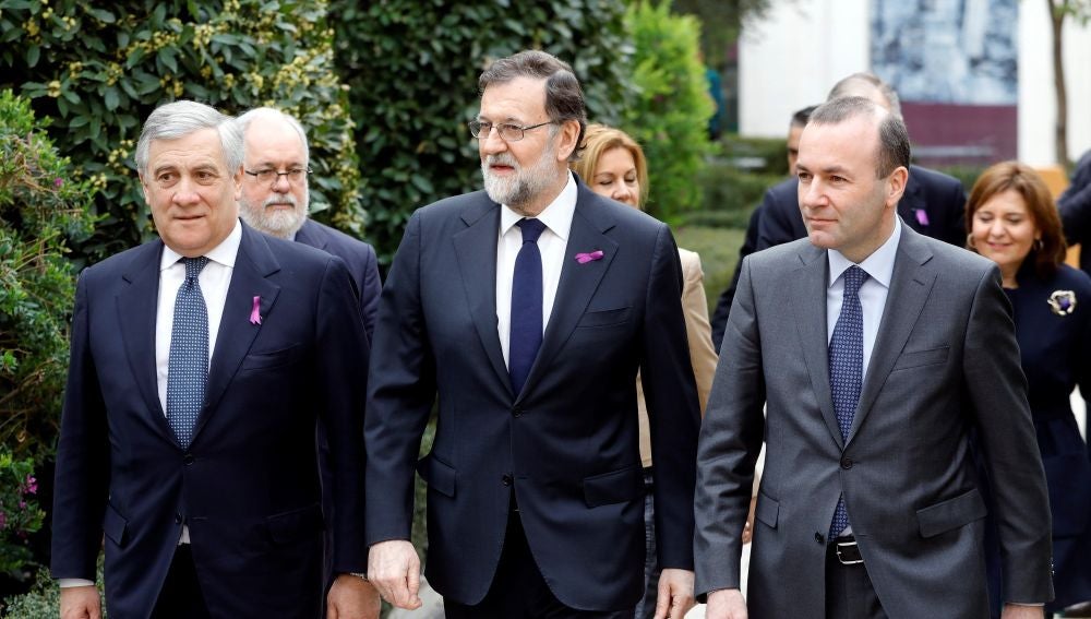 Rajoy, con el lazo morado