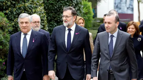Rajoy, con el lazo morado Rajoy, con el lazo morado