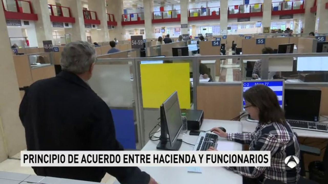 Hacienda y los sindicatos pactan subir el sueldo de los funcionarios un ...