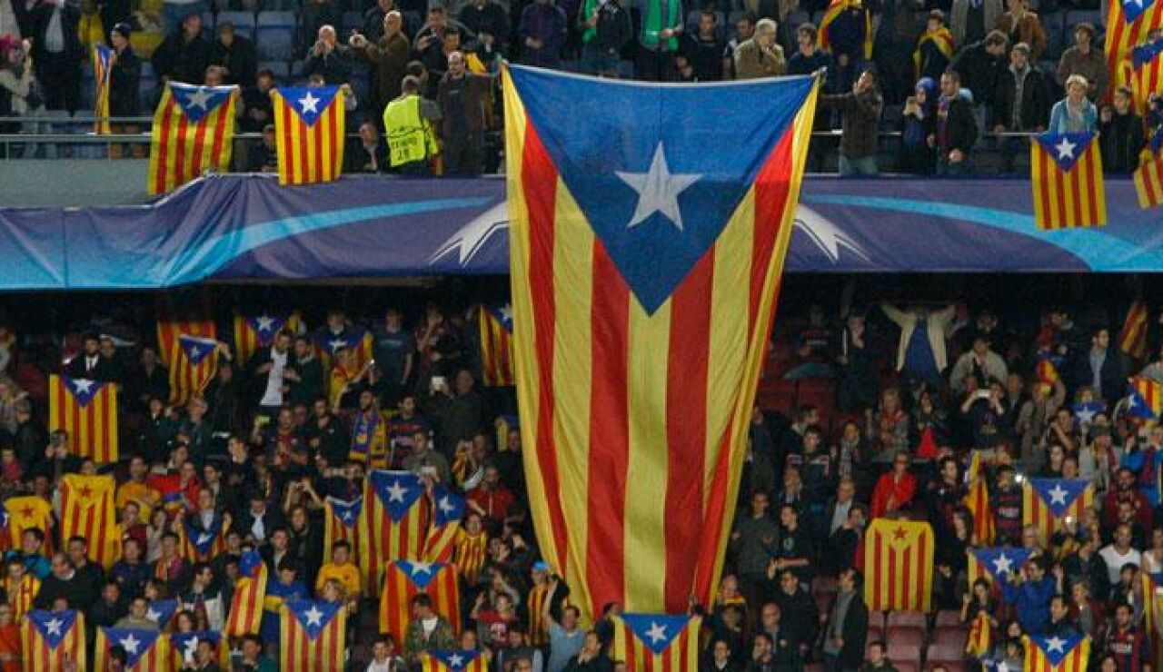 Seguidores del F.C. Barcelona despliegan esteladas en un partido de la Champions. / EFE