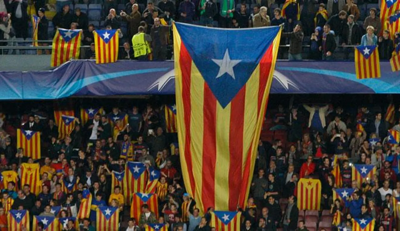 Seguidores del F.C. Barcelona despliegan esteladas en un partido de la Champions. / EFE