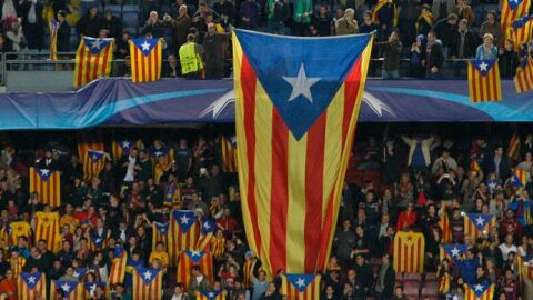 Seguidores del F.C. Barcelona despliegan esteladas en un partido de la Champions. / EFE