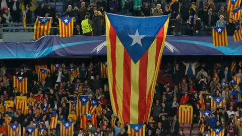 Seguidores del F.C. Barcelona despliegan esteladas en un partido de la Champions. / EFE Seguidores del F.C. Barcelona despliegan esteladas en un partido de la Champions. / EFE