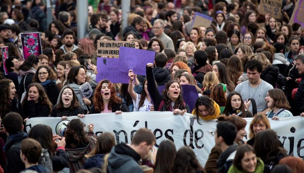 Una ola de mujeres toma la calle en una huelga feminista