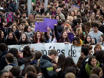 Una ola de mujeres toma la calle en una huelga feminista Una ola de mujeres toma la calle en una huelga feminista