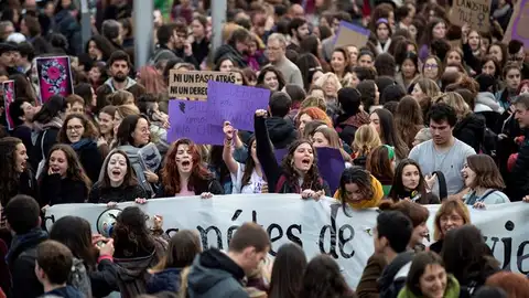 Una ola de mujeres toma la calle en una huelga feminista Una ola de mujeres toma la calle en una huelga feminista