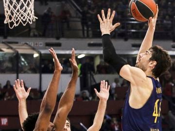 Tomic lanza un gancho ante la defensa de Olympiacos