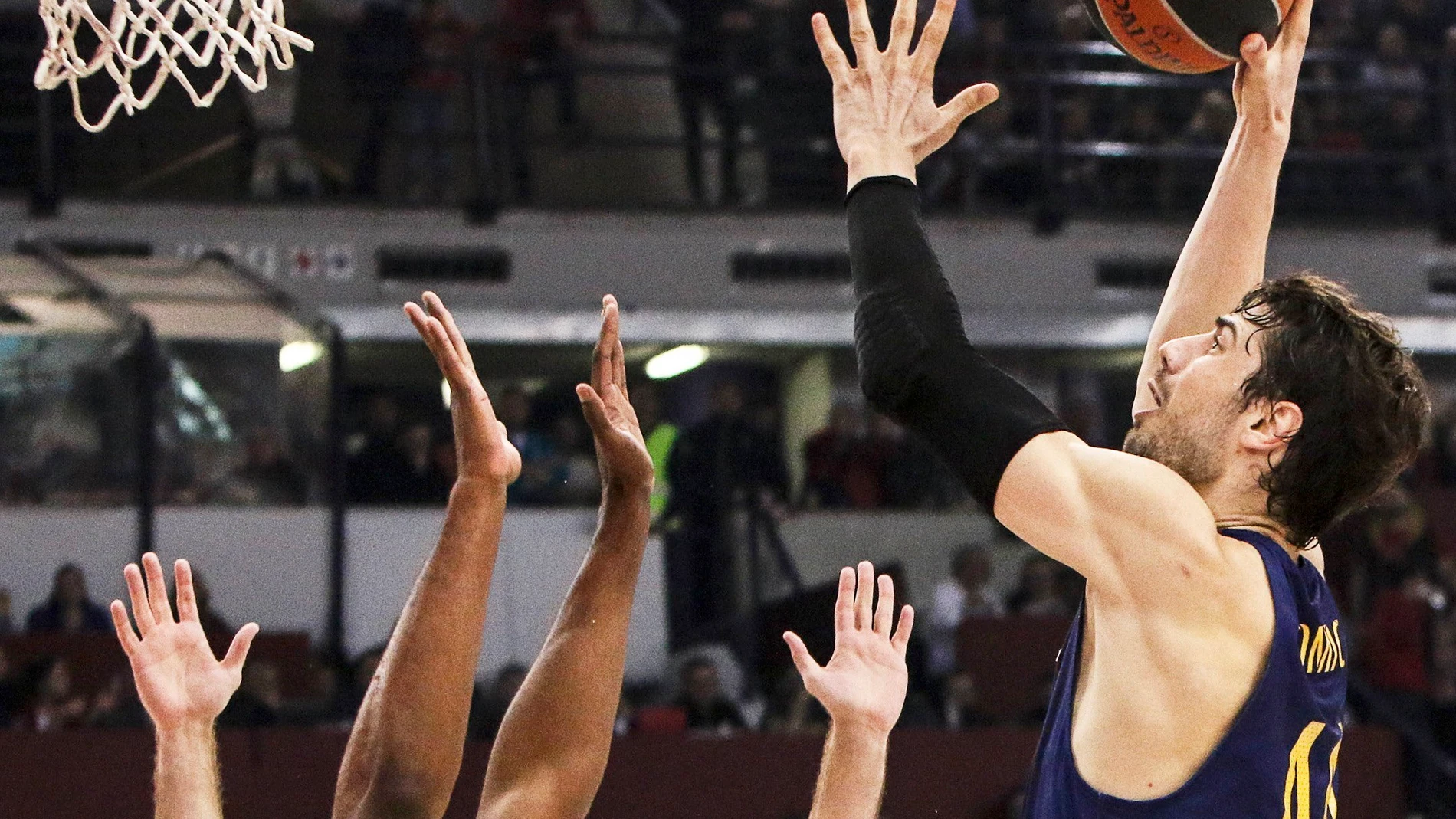 Tomic lanza un gancho ante la defensa de Olympiacos Tomic lanza un gancho ante la defensa de Olympiacos