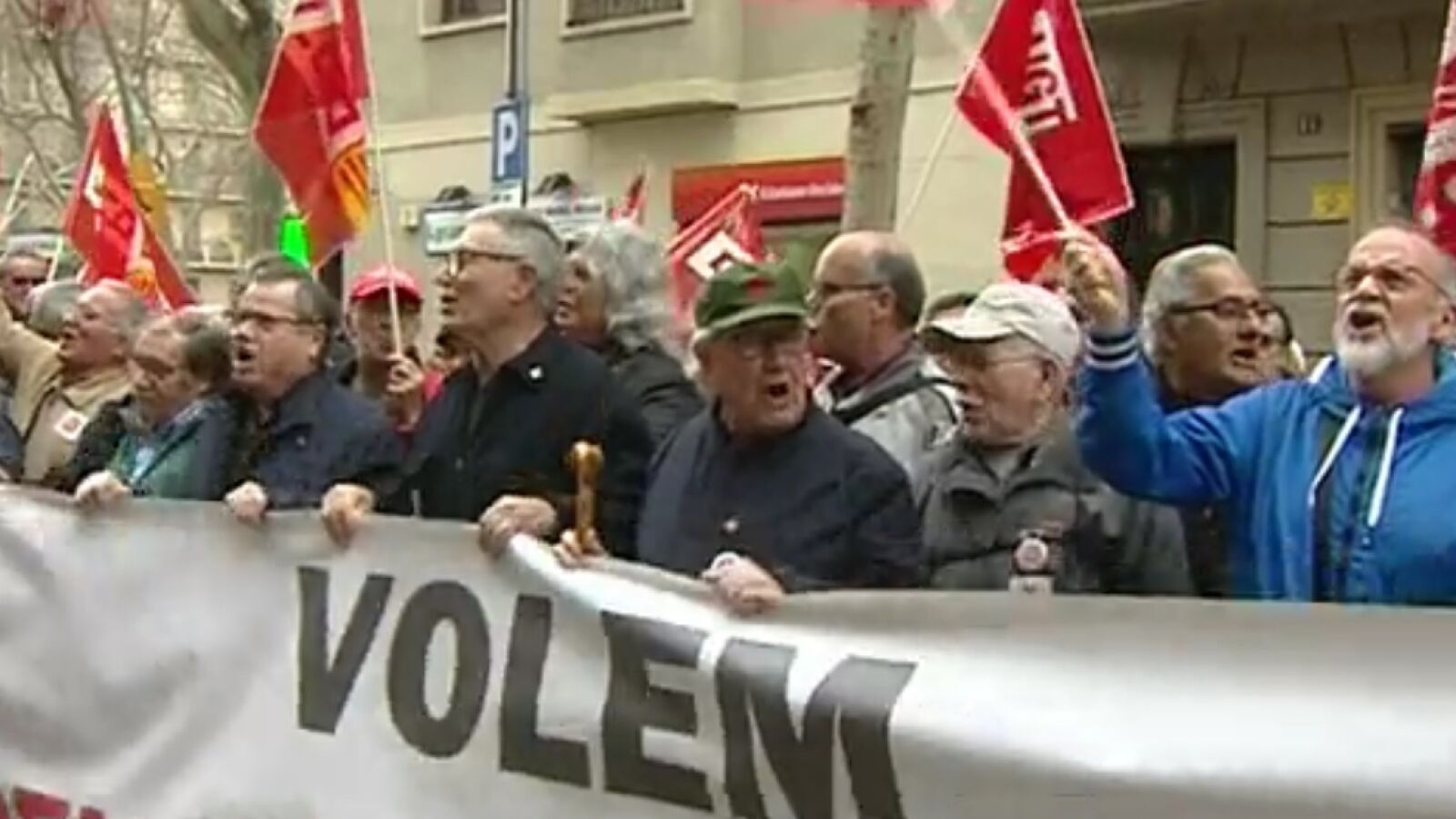 Los jubilados de La Roda se encierran en el Ayuntamiento como protesta por unas pensiones justas