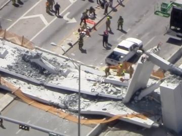 Varios muertos en Miami al derrumbarse un puente para peatones sobre una carretera