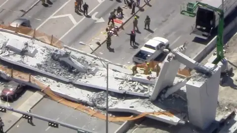 Varios muertos en Miami al derrumbarse un puente para peatones sobre una carretera Varios muertos en Miami al derrumbarse un puente para peatones sobre una carretera