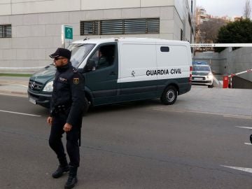 Un furgón policial traslada a Ana Julia Quezada