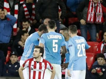 Lekue se lamenta en el partido contra el Marsella