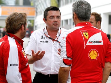 Boullier charla con mecánicos de Ferrari