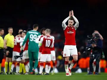 Aaron Ramsey saluda a los fans del Arsenal tras eliminar al Milan Aaron Ramsey saluda a los fans del Arsenal tras eliminar al Milan
