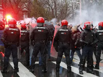 Agentes de la Ertzaintza, frente a seguidores del Marsella Agentes de la Ertzaintza, frente a seguidores del Marsella
