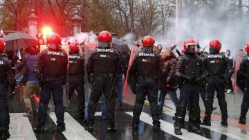 Agentes de la Ertzaintza, frente a seguidores del Marsella