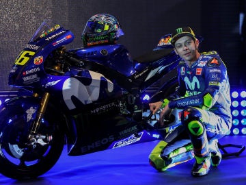 Valentino Rossi posa con su Yamaha
