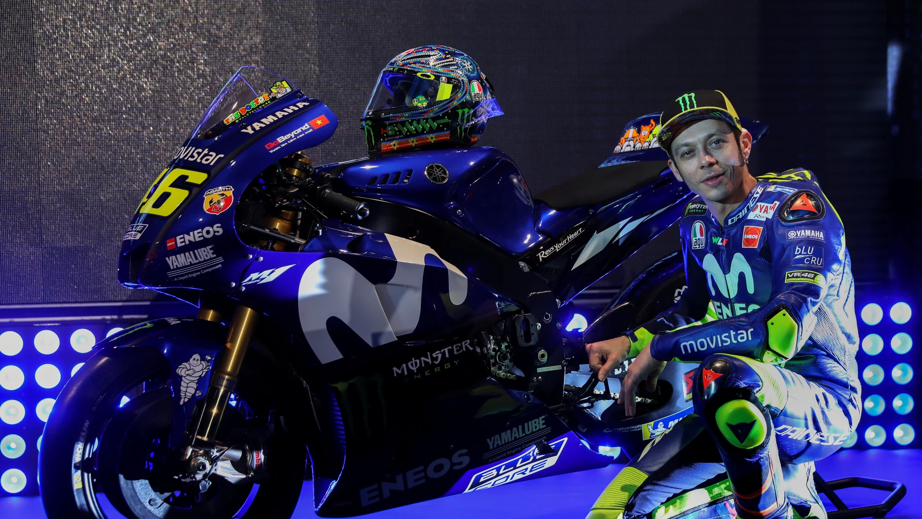 Valentino Rossi posa con su Yamaha Valentino Rossi posa con su Yamaha