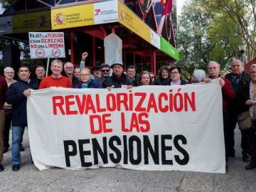 Pensionistas se manifiestan por un aumento de sus pensiones