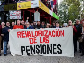 Pensionistas se manifiestan por un aumento de sus pensiones Pensionistas se manifiestan por un aumento de sus pensiones