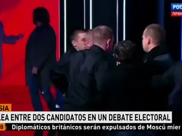 Dos candidatos a la presidencia de Rusia se enzarzan en una discusión Dos candidatos a la presidencia de Rusia se enzarzan en una discusión