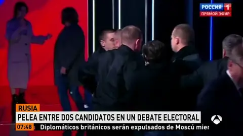 Dos candidatos a la presidencia de Rusia se enzarzan en una discusión Dos candidatos a la presidencia de Rusia se enzarzan en una discusión
