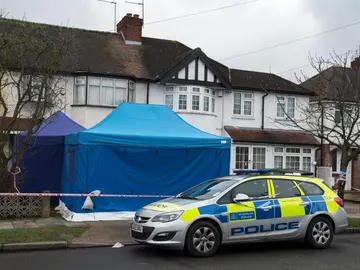 Cordón policial alrededor del lugar donde se encontró el cadáver del empresario ruso Nikolai Glushkov Cordón policial alrededor del lugar donde se encontró el cadáver del empresario ruso Nikolai Glushkov