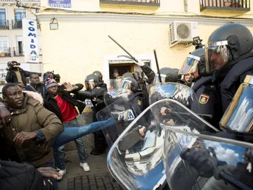 Enfrentamientos de senegaleses y antidisturbios en Lavapiés Enfrentamientos de senegaleses y antidisturbios en Lavapiés
