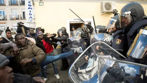 Enfrentamientos de senegaleses y antidisturbios en Lavapiés Enfrentamientos de senegaleses y antidisturbios en Lavapiés