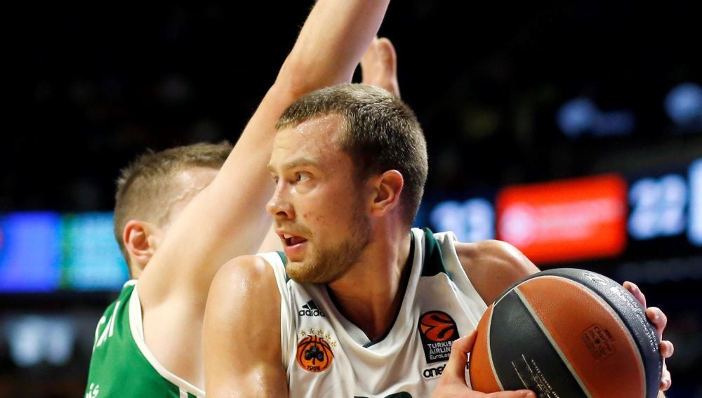 Lekavicius entra a canasta ante la defensa de Nedovic