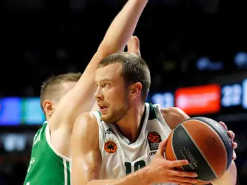 Lekavicius entra a canasta ante la defensa de Nedovic Lekavicius entra a canasta ante la defensa de Nedovic