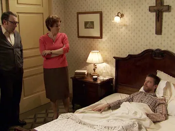 Marcelino, ante la atónita mirada de Benito, se adueña de la cama de Benigna Marcelino, ante la atónita mirada de Benito, se adueña de la cama de Benigna